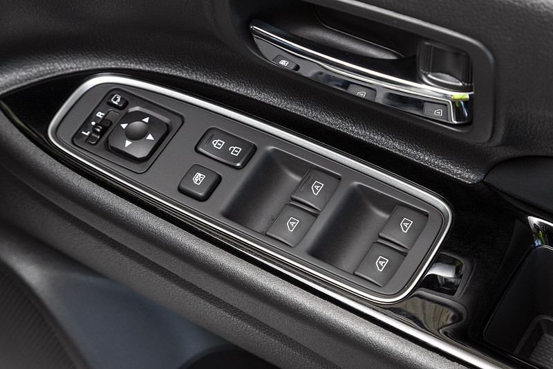 パワーウィンドウスイッチは4つすべてがオート機能付きになり、使い勝手を高めている