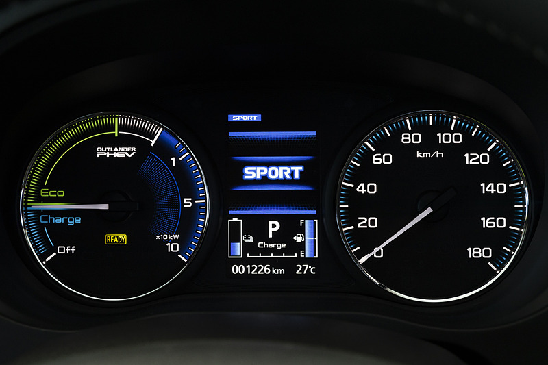 SPORTモードのスイッチを押すと、メーターパネルのS-AWCディスプレイにブルーのアイコンを大きく表示してアピール。その後もS-AWCディスプレイ左上にモード表示される