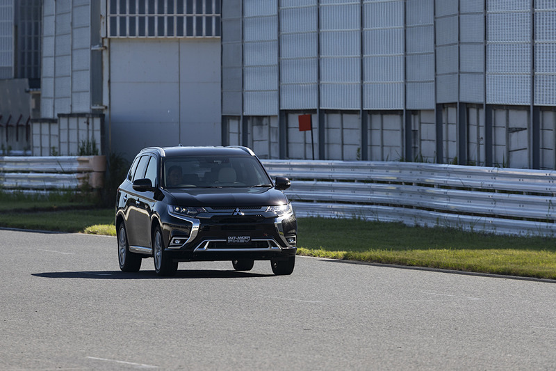 試乗の舞台となったのはサーキットの袖ヶ浦フォレストレースウェイ