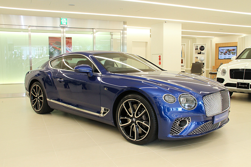 W型12気筒6.0リッター直噴ツインターボチャージドエンジンに8速DCTを組み合わせ、4輪を駆動する新型「コンチネンタル GT」。ボディサイズは4805×1954×1405mm（全長×全幅×全高）、ホイールベースは2851mm。ステアリング位置は左右から選択可能