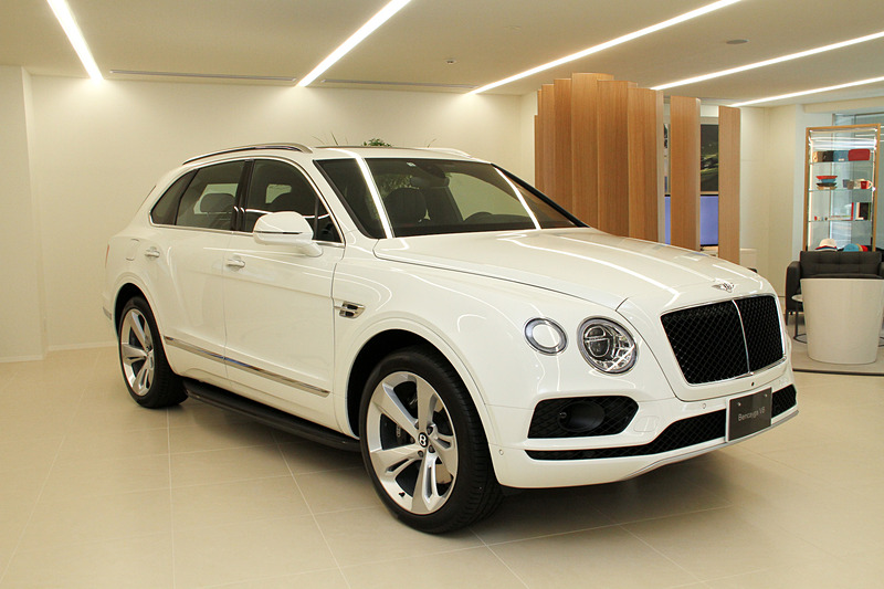 今秋にデリバリーを開始する「ベンテイガ V8」。ボディサイズは5150×1995×1755mm（全長×全幅×全高）、ホイールベースは2995mm。ステアリング位置は左右から選べる