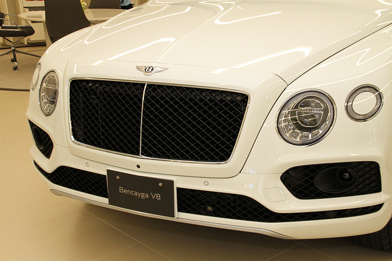 今秋にデリバリーを開始する「ベンテイガ V8」。ボディサイズは5150×1995×1755mm（全長×全幅×全高）、ホイールベースは2995mm。ステアリング位置は左右から選べる