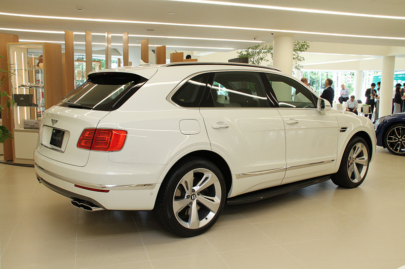 今秋にデリバリーを開始する「ベンテイガ V8」。ボディサイズは5150×1995×1755mm（全長×全幅×全高）、ホイールベースは2995mm。ステアリング位置は左右から選べる