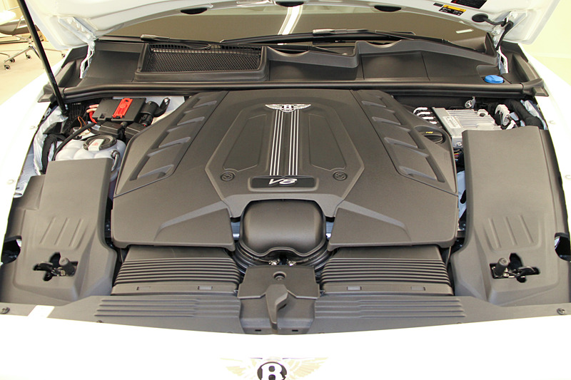 V型8気筒4.0リッターツインターボエンジンは最高出力404kW（550PS）/6000rpm、最大トルク770N・m/1960-4500rpmを発生。ZF製8速ATとフルタイム4WDを組み合わせ、最高速は290km/h、0-100km/h加速は4.5秒を実現