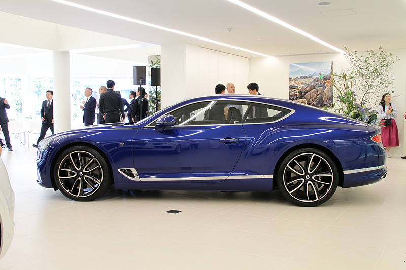 W型12気筒6.0リッター直噴ツインターボチャージドエンジンに8速DCTを組み合わせ、4輪を駆動する新型「コンチネンタル GT」。ボディサイズは4805×1954×1405mm（全長×全幅×全高）、ホイールベースは2851mm。ステアリング位置は左右から選択可能