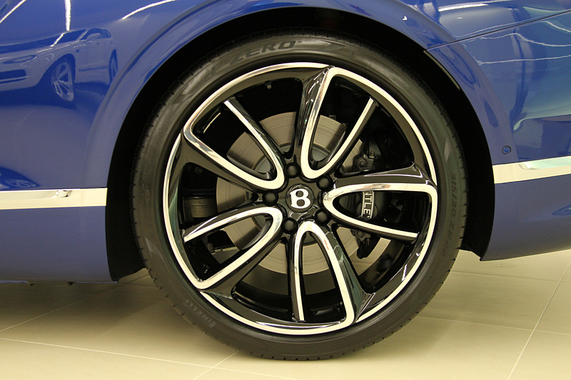 W型12気筒6.0リッター直噴ツインターボチャージドエンジンに8速DCTを組み合わせ、4輪を駆動する新型「コンチネンタル GT」。ボディサイズは4805×1954×1405mm（全長×全幅×全高）、ホイールベースは2851mm。ステアリング位置は左右から選択可能