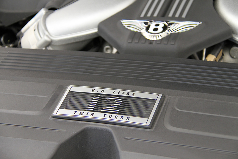 エクステリアでの特徴の1つ、フルLEDヘッドライトのリフレクターはクリスタルガラスのカット技術が用いられ、LEDの光をダイヤモンドのように美しく反射させる。エンジンは最高出力635PS/6000rpm、最大トルク900N・m/1350-4500rpmを発生し、最高速333km/h、0-100km/h加速3.7秒というスペックを誇る