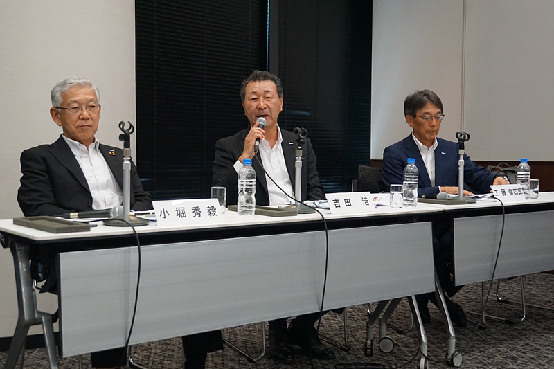 左から、旭化成株式会社 代表取締役社長 小堀秀毅氏、専務執行役員 吉田浩氏、上席執行役員 工藤幸四郎氏