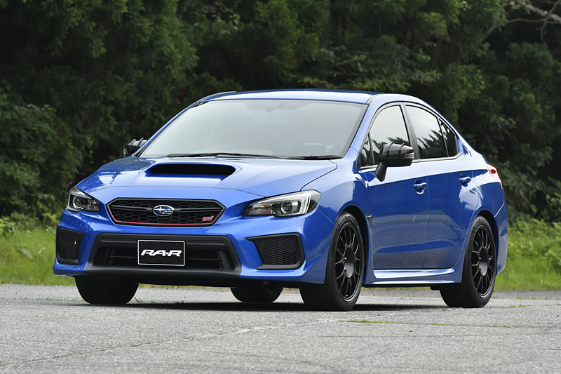 リアウイングのないWRX STI RA-Rのエクステリアは至ってシンプル。持ち込み登録となるため参考値となるが、ボディサイズは4595×1795×1465mm（全長×全幅×全高）
