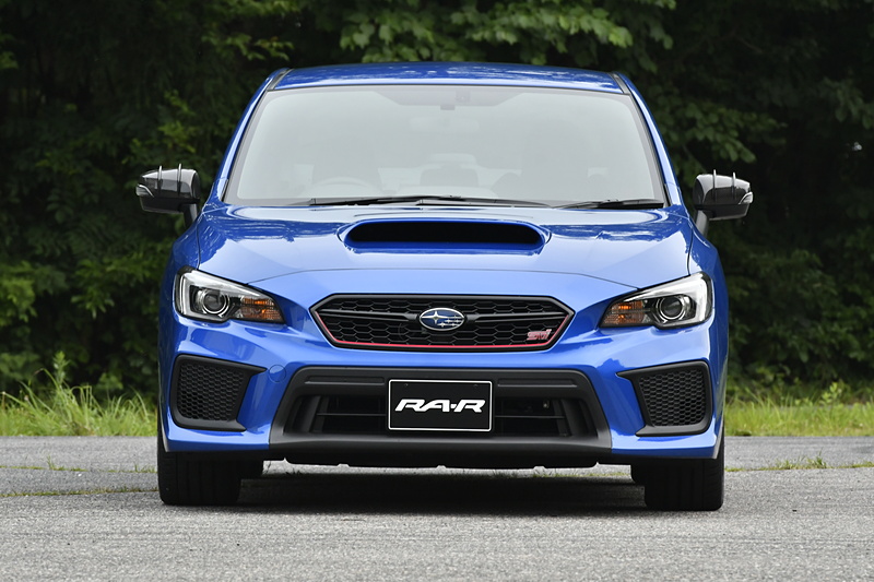 リアウイングのないWRX STI RA-Rのエクステリアは至ってシンプル。持ち込み登録となるため参考値となるが、ボディサイズは4595×1795×1465mm（全長×全幅×全高）