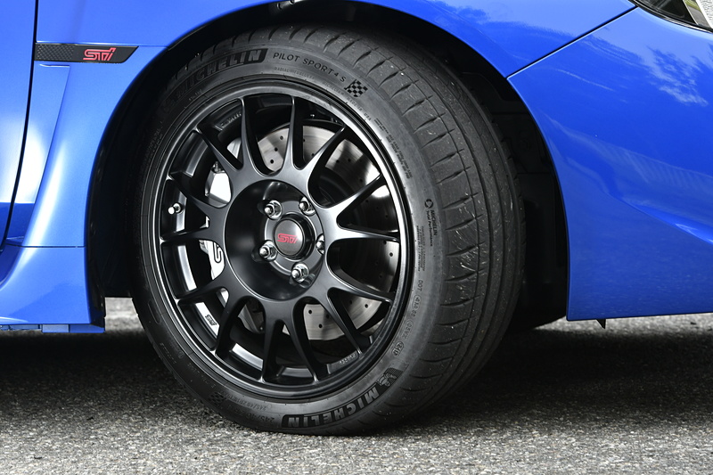 STI製BBS18インチ×8 1/2JJアルミホイール（マットブラック）に組み合わせるタイヤは、245/40 ZR18サイズのミシュラン製「PILOT SPORT 4 S」