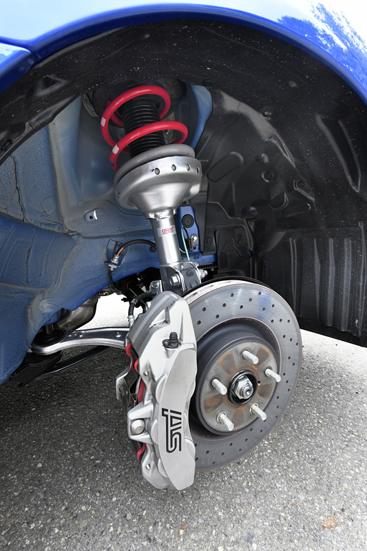 足まわりは専用開発品のダンパー＆スプリングや、ハイμブレーキパッドを採用したブレンボ製ブレーキシステムを装備して操作性や制動力を強化