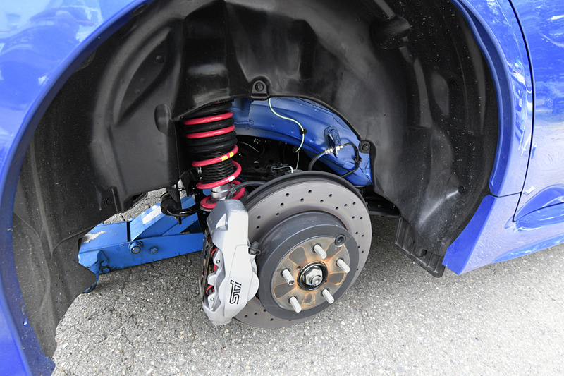 足まわりは専用開発品のダンパー＆スプリングや、ハイμブレーキパッドを採用したブレンボ製ブレーキシステムを装備して操作性や制動力を強化