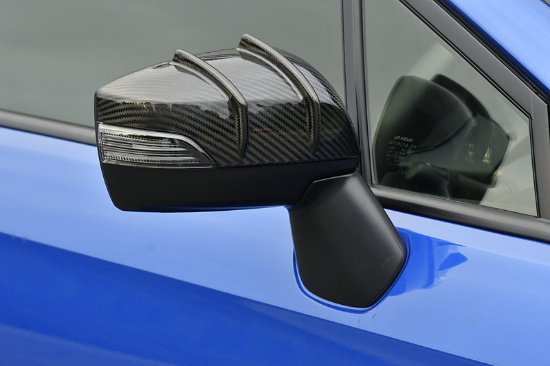 専用開発のドライカーボン製エアロドアミラーカバーや低背圧パフォーマンスマフラー（STIロゴ入り）＆エキゾーストパイプリア、STI 30th ANNIVERSARYエンブレム（リア）などを特別装備