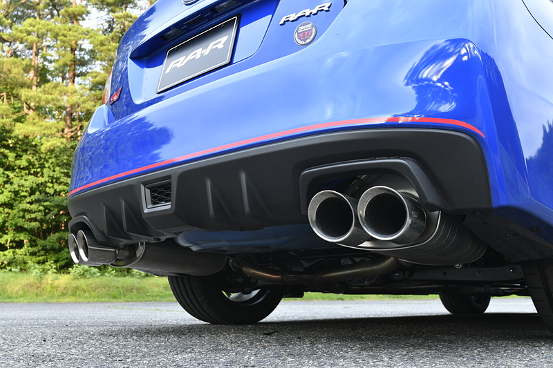 専用開発のドライカーボン製エアロドアミラーカバーや低背圧パフォーマンスマフラー（STIロゴ入り）＆エキゾーストパイプリア、STI 30th ANNIVERSARYエンブレム（リア）などを特別装備