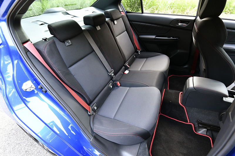 シート形状やドアトリムなどはベース車から変更なし。ただし、シート表皮はウルトラスエード/本革から、ファブリック＆トリコット（レッドステッチ）となる