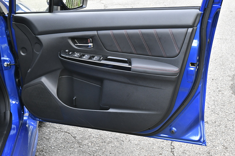 シート形状やドアトリムなどはベース車から変更なし。ただし、シート表皮はウルトラスエード/本革から、ファブリック＆トリコット（レッドステッチ）となる