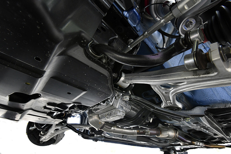 大型フロア下アンダーカバーなどを省き、シフトノブをジュラコン製に変更するなど、涙ぐましい軽量化を実施して車両重量は1480kg（参考値）を達成