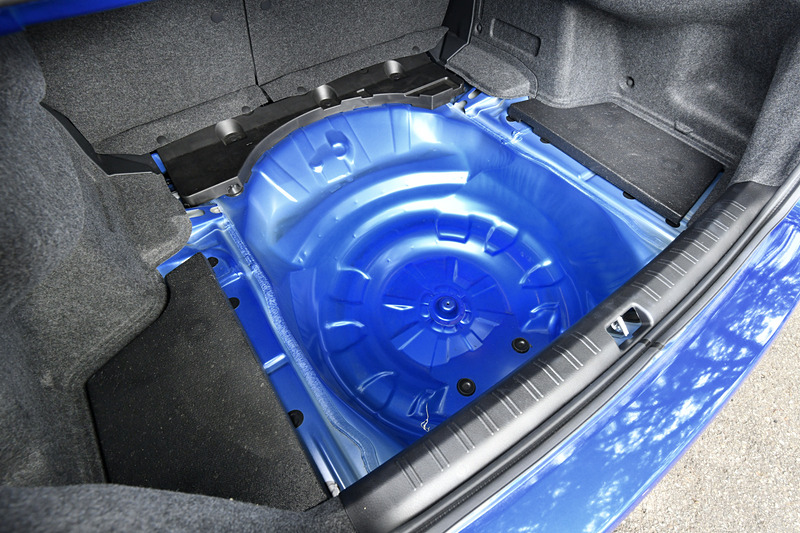 大型フロア下アンダーカバーなどを省き、シフトノブをジュラコン製に変更するなど、涙ぐましい軽量化を実施して車両重量は1480kg（参考値）を達成