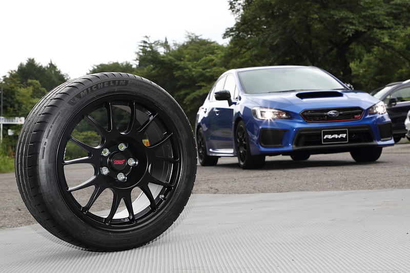 PILOT SPORT 4 Sは、装着サイズが日本のラインアップになかったため、ミシュランに頼みアメリカ製のものをWRX STI RA-Rのために用意してもらったという