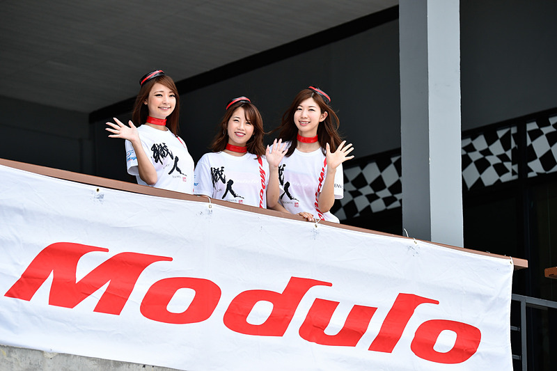 イベントに参加したホンダアクセスのレースクイーン、Moduloスマイルの安藤麻貴さん、Moduloプリティのはるまさん、Moduloプリティの生田ちむさん（左から）