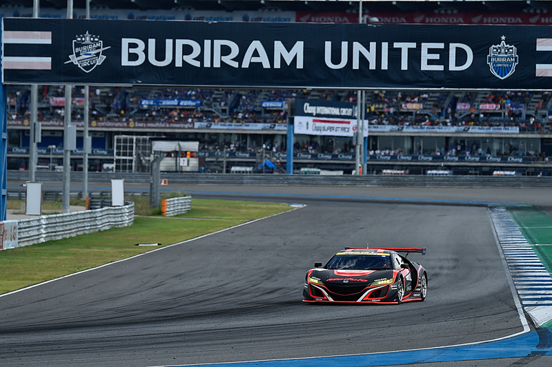 タイのチャン・インターナショナル・サーキットを疾走する34号車 Modulo KENWOOD NSX GT3