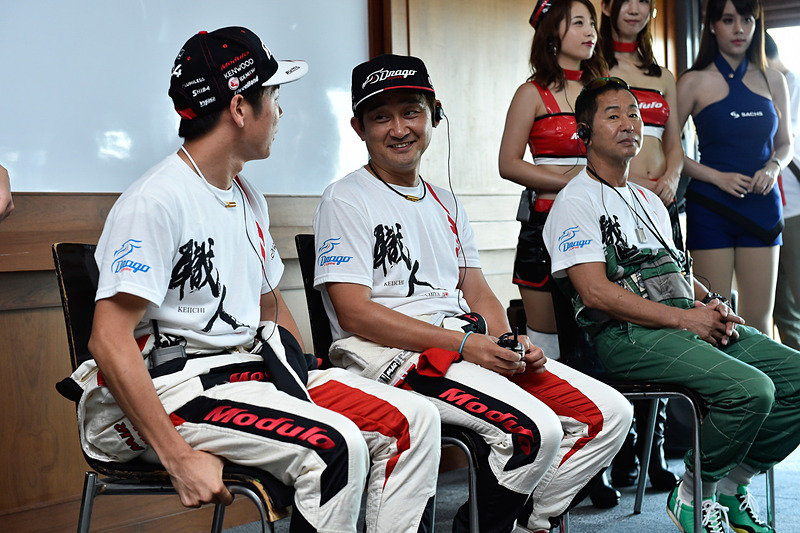 ドライバーたちも笑顔でコメントをしている