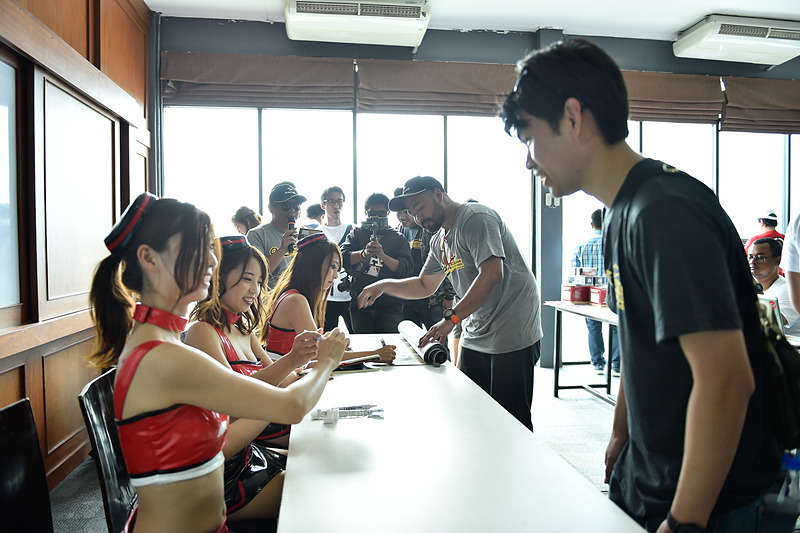 参加者と会話したり握手したりしているModuloプリティの生田ちむさん