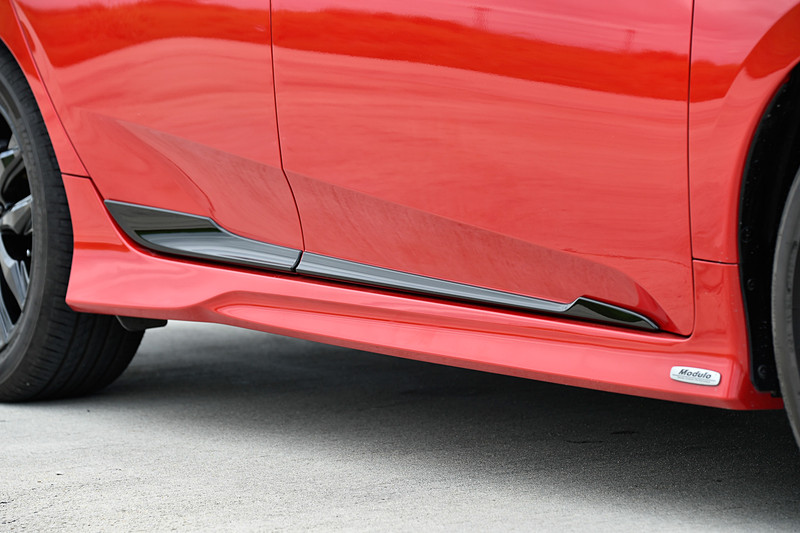 赤いシビック セダンはRSグレードのFK型。Moduloの各種純正オプションを装着