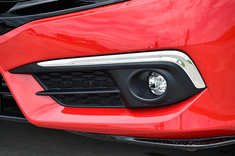 赤いシビック セダンはRSグレードのFK型。Moduloの各種純正オプションを装着