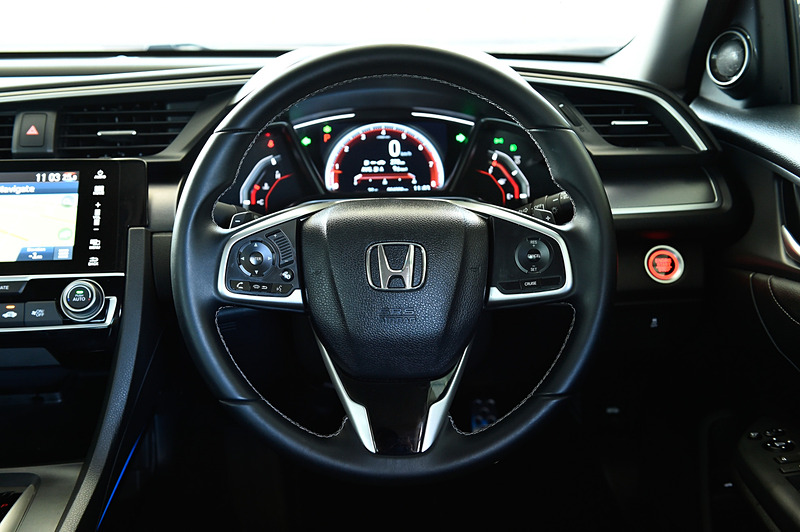 赤いシビック セダンはRSグレードのFK型。Moduloの各種純正オプションを装着