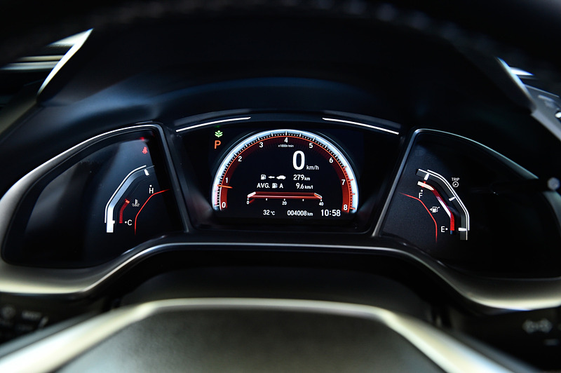 赤いシビック セダンはRSグレードのFK型。Moduloの各種純正オプションを装着