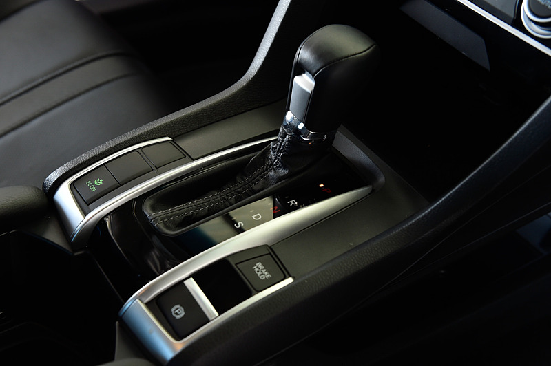 赤いシビック セダンはRSグレードのFK型。Moduloの各種純正オプションを装着