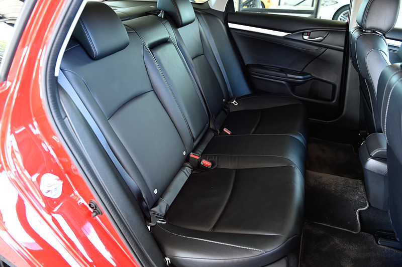 赤いシビック セダンはRSグレードのFK型。Moduloの各種純正オプションを装着