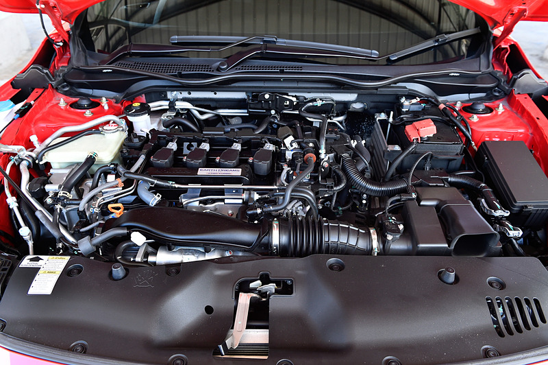 赤いシビック セダンはRSグレードのFK型。Moduloの各種純正オプションを装着