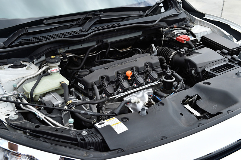 白いシビック セダンはi-VTEC搭載のFK型。Moduloの各種純正オプションを装着