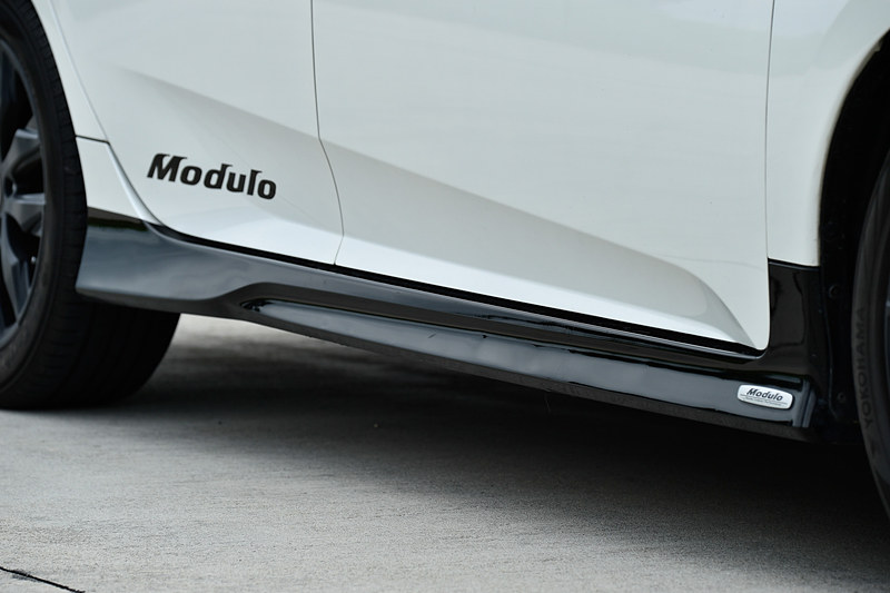 白いシビック セダンはi-VTEC搭載のFK型。Moduloの各種純正オプションを装着