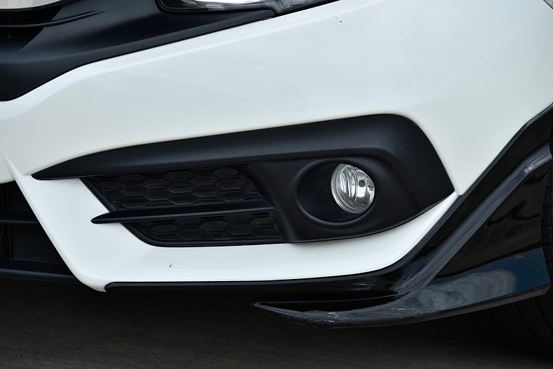 白いシビック セダンはi-VTEC搭載のFK型。Moduloの各種純正オプションを装着