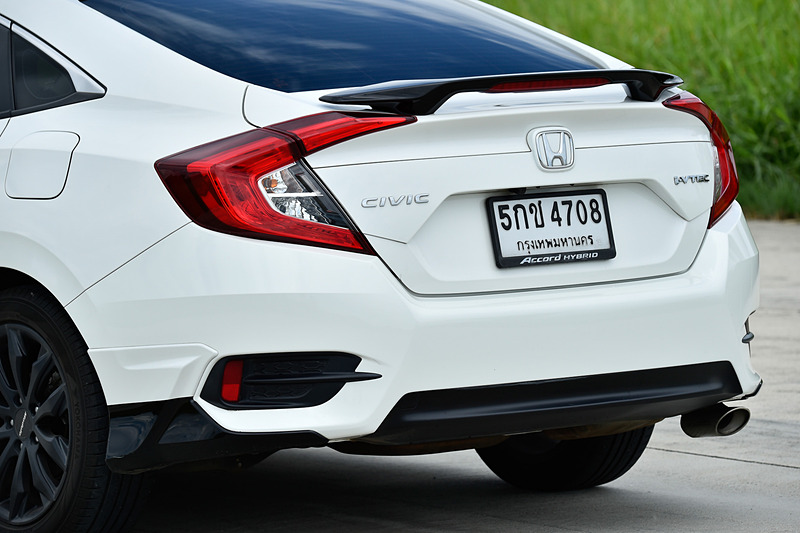 白いシビック セダンはi-VTEC搭載のFK型。Moduloの各種純正オプションを装着