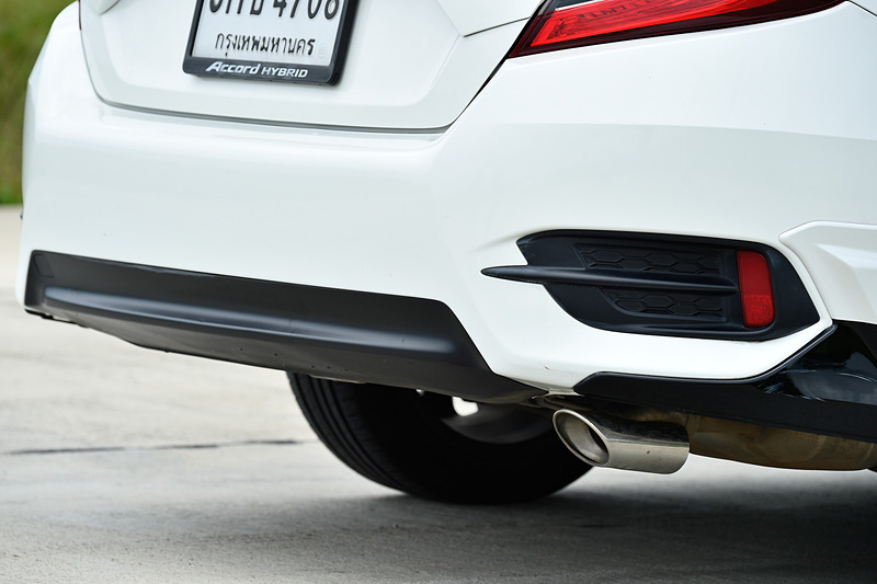 白いシビック セダンはi-VTEC搭載のFK型。Moduloの各種純正オプションを装着