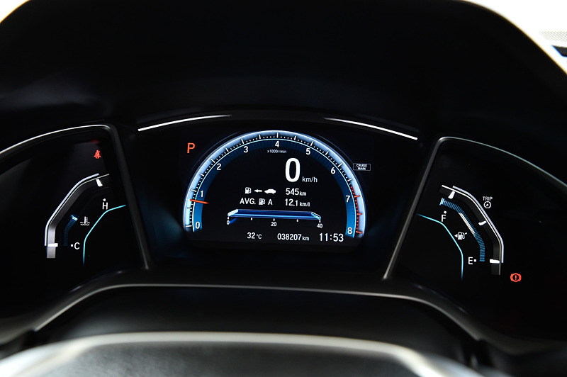 白いシビック セダンはi-VTEC搭載のFK型。Moduloの各種純正オプションを装着