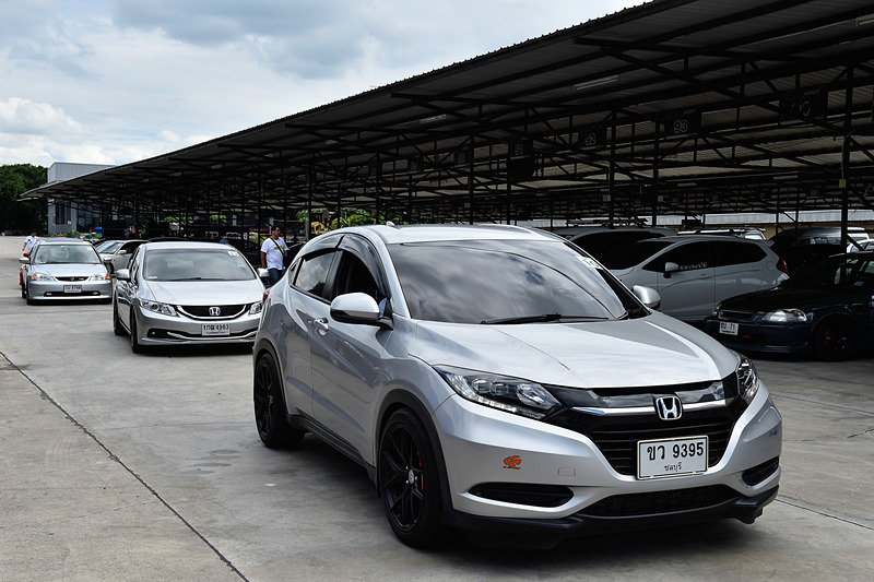 思い思いにカスタマイズされたホンダ車が続々とサーキットにコースイン