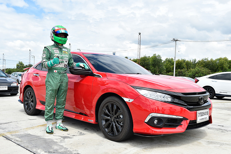 赤いシビックRSには土屋氏