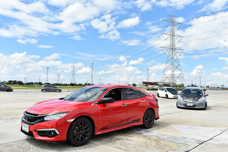 土屋氏の先導でサーキットを走る参加者の車両