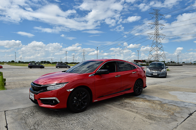 土屋氏の先導でサーキットを走る参加者の車両