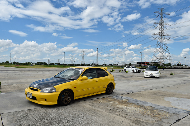 土屋氏の先導でサーキットを走る参加者の車両