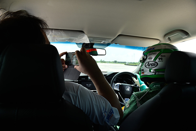 最初は頑張ってスマホで撮影していたが