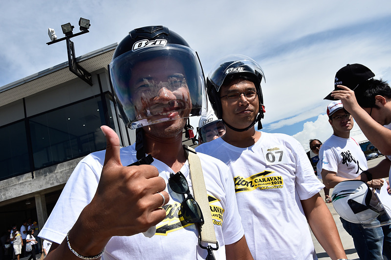 同乗走行に向かう参加者、やはり気持ちはアゲアゲのようだった