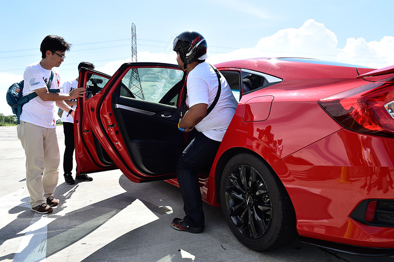 次々と乗り込む同乗者