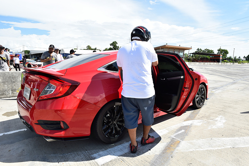 次々と乗り込む同乗者